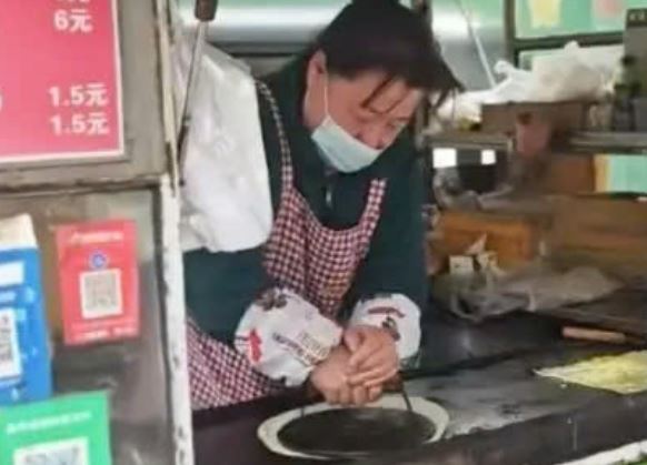 Vợ chồng ngh&egrave;o l&agrave;m xước chiếc Range Rover, chủ xe c&oacute; phản ứng bất ngờ- Ảnh 2.