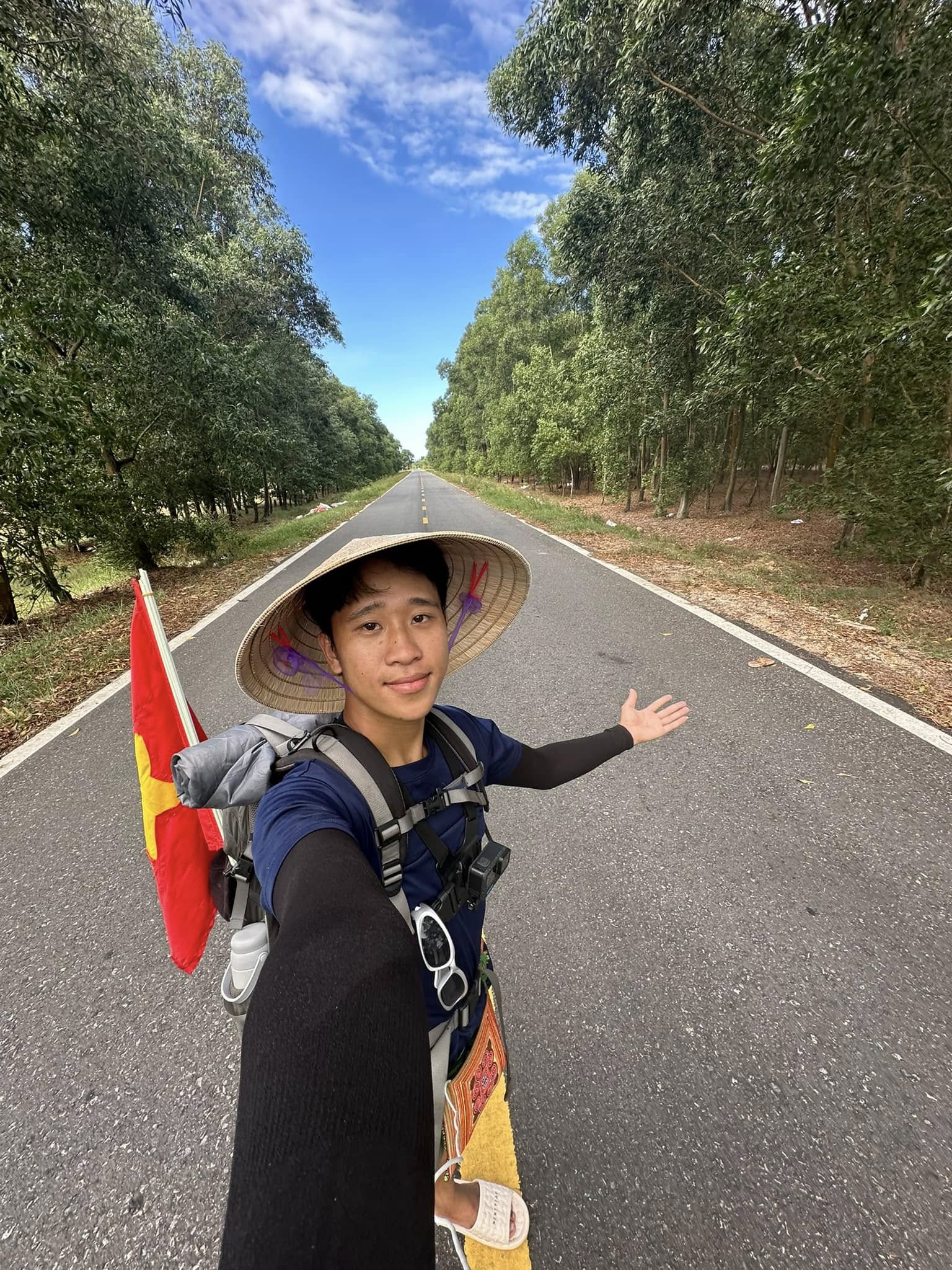 5 điều ĐỘC ĐÁO về chàng trai đi xe đạp Thống Nhất từ Hà Nội vào TP.HCM để xem lễ diễu binh 30/4- Ảnh 7. 5 điều ĐỘC ĐÁO về chàng trai đi xe đạp Thống Nhất từ Hà Nội vào TP.HCM để xem lễ diễu binh 30/4- Ảnh 7.