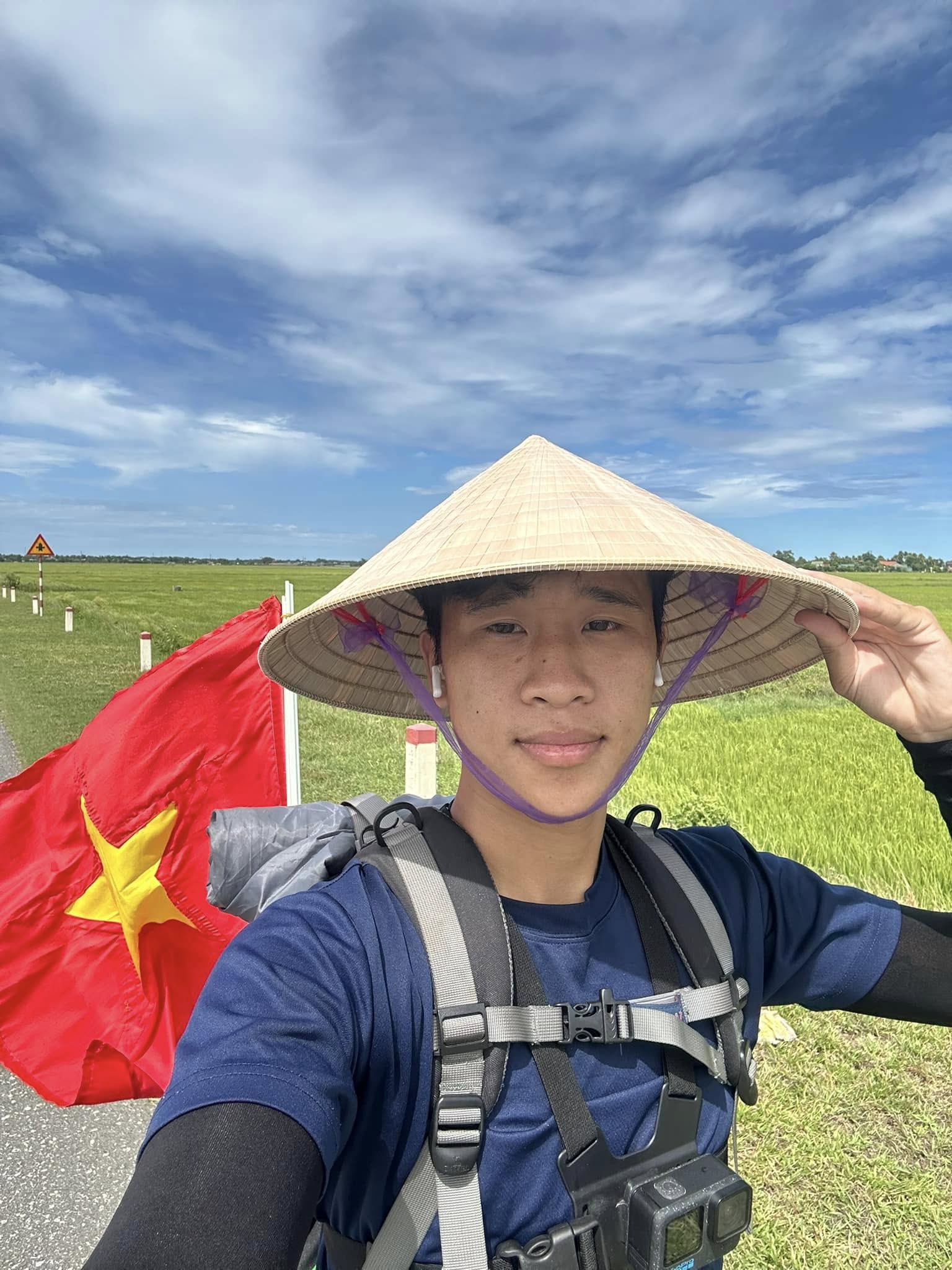 5 điều ĐỘC ĐÁO về chàng trai đi xe đạp Thống Nhất từ Hà Nội vào TP.HCM để xem lễ diễu binh 30/4- Ảnh 1. 5 điều ĐỘC ĐÁO về chàng trai đi xe đạp Thống Nhất từ Hà Nội vào TP.HCM để xem lễ diễu binh 30/4- Ảnh 1.