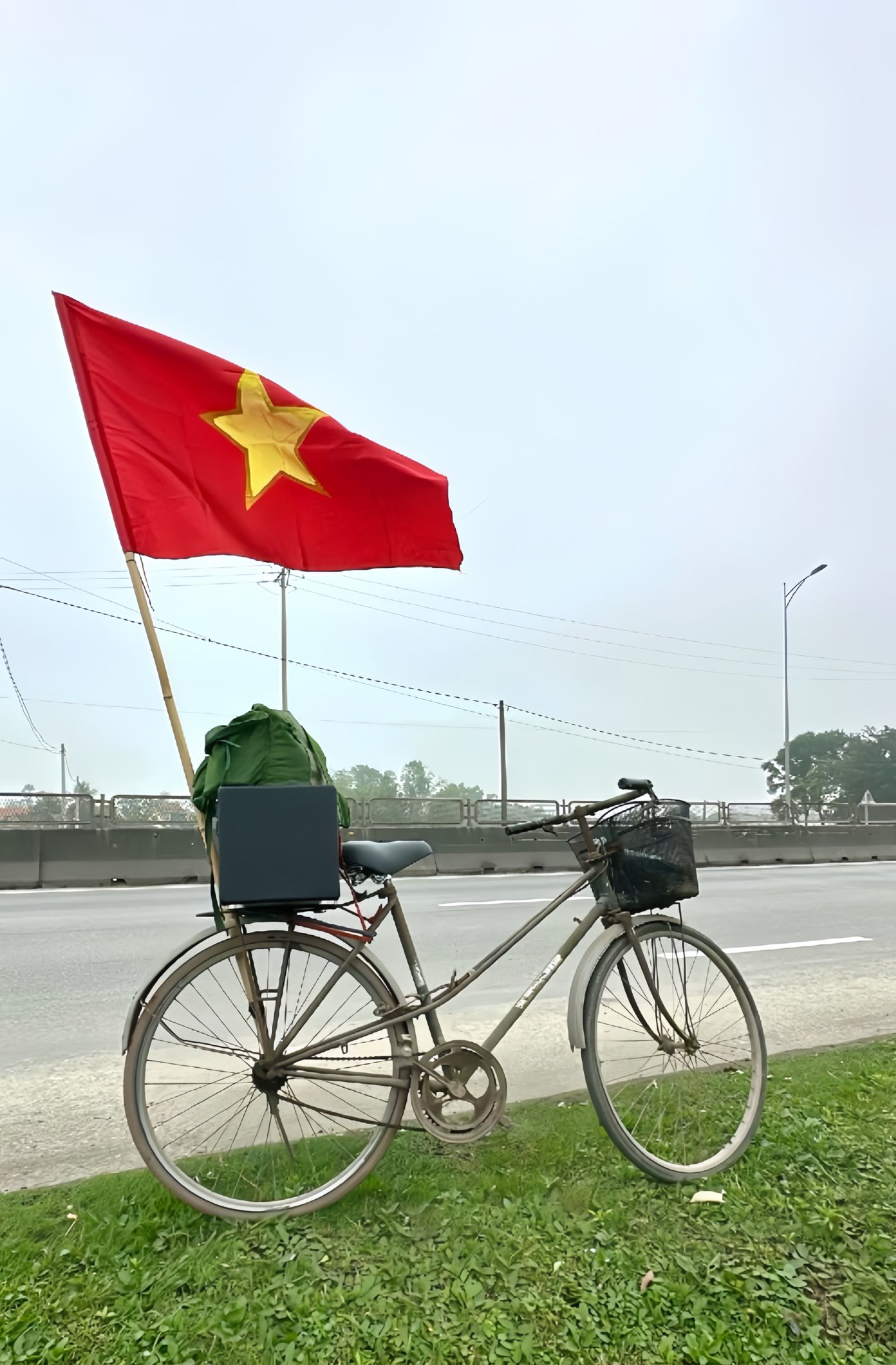 5 điều ĐỘC ĐÁO về chàng trai đi xe đạp Thống Nhất từ Hà Nội vào TP.HCM để xem lễ diễu binh 30/4- Ảnh 2. 5 điều ĐỘC ĐÁO về chàng trai đi xe đạp Thống Nhất từ Hà Nội vào TP.HCM để xem lễ diễu binh 30/4- Ảnh 2.