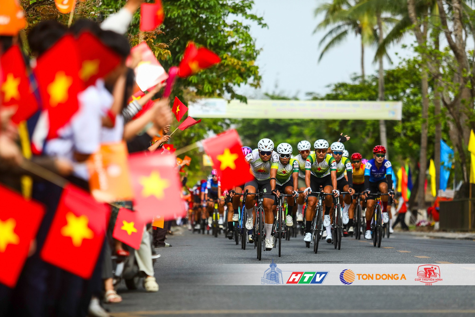 Cúp truyền hình HTV-Tôn Đông Á 2025: Nhiều diễn biến bất ngờ sau ngọn đèo Hải Vân- Ảnh 5. Cúp truyền hình HTV-Tôn Đông Á 2025: Nhiều diễn biến bất ngờ sau ngọn đèo Hải Vân- Ảnh 5.