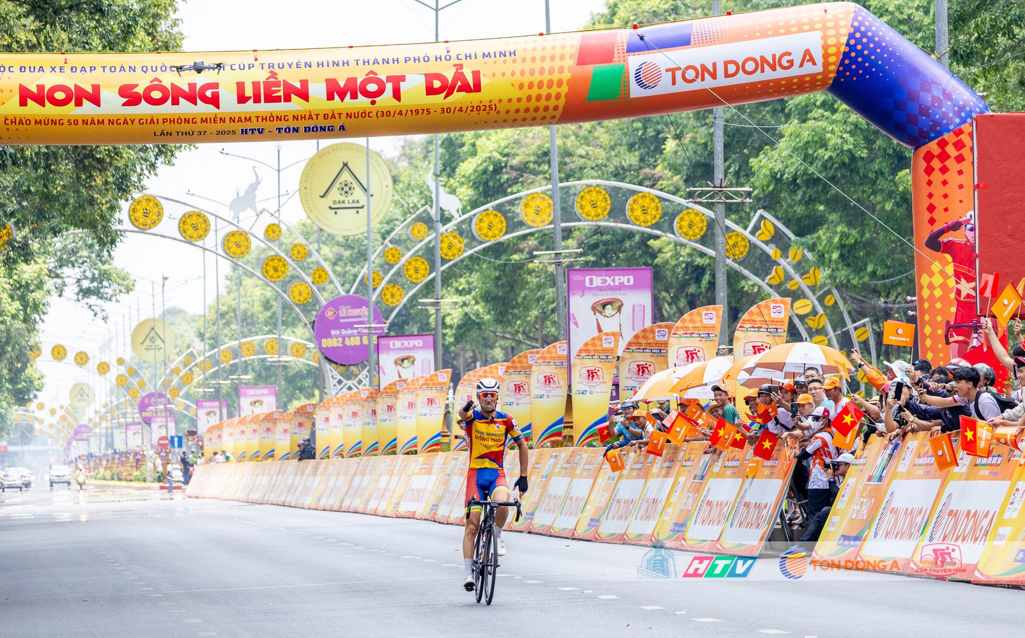 Cúp Truyền hình TP.HCM 2025: Loic Desriac giành chiến thắng chặng thứ hai- Ảnh 5.