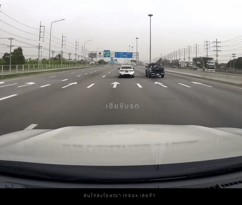 Xích mích ở trạm thu phí, tài xế BMW đuổi theo xe bán tải, camera ghi lại màn trả thù đáng sợ- Ảnh 2. Xích mích ở trạm thu phí, tài xế BMW đuổi theo xe bán tải, camera ghi lại màn trả thù đáng sợ- Ảnh 2.