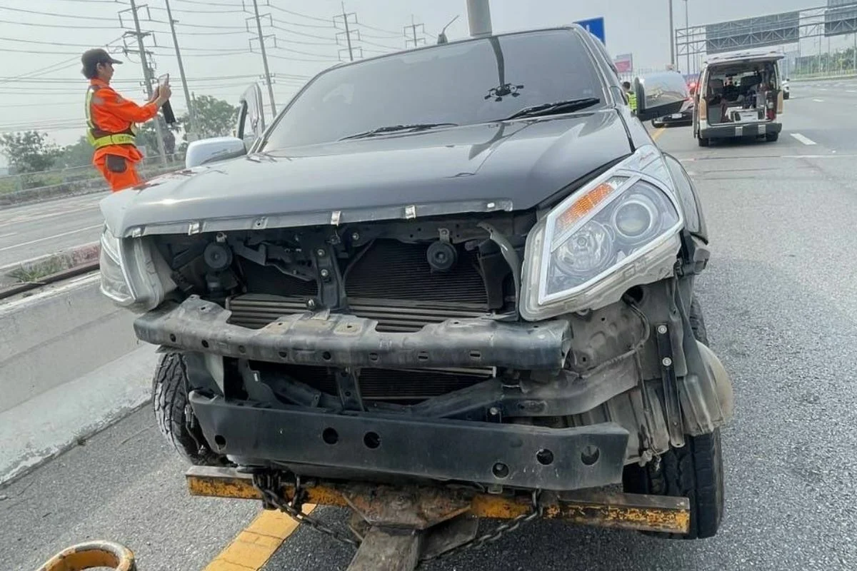Xích mích ở trạm thu phí, tài xế BMW đuổi theo xe bán tải, camera ghi lại màn trả thù đáng sợ- Ảnh 3. Xích mích ở trạm thu phí, tài xế BMW đuổi theo xe bán tải, camera ghi lại màn trả thù đáng sợ- Ảnh 3.