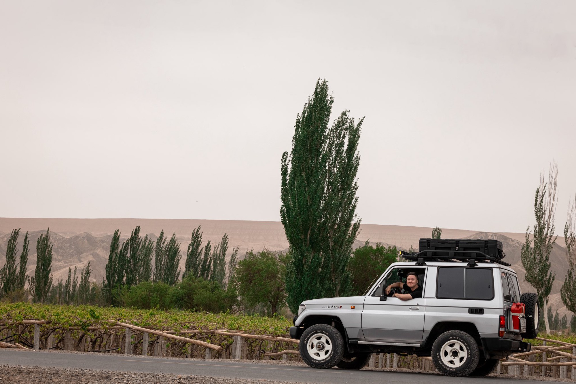 Phượt Trung Quốc bằng Land Cruiser 34 năm, nam 9x chia sẻ: 'Không túi khí, không công nghệ, cảm giác lái bằng 0... nhưng niềm vui bắt đầu từ số 0'- Ảnh 2. Phượt Trung Quốc bằng Land Cruiser 34 năm, nam 9x chia sẻ: 'Không túi khí, không công nghệ, cảm giác lái bằng 0... nhưng niềm vui bắt đầu từ số 0'- Ảnh 2.