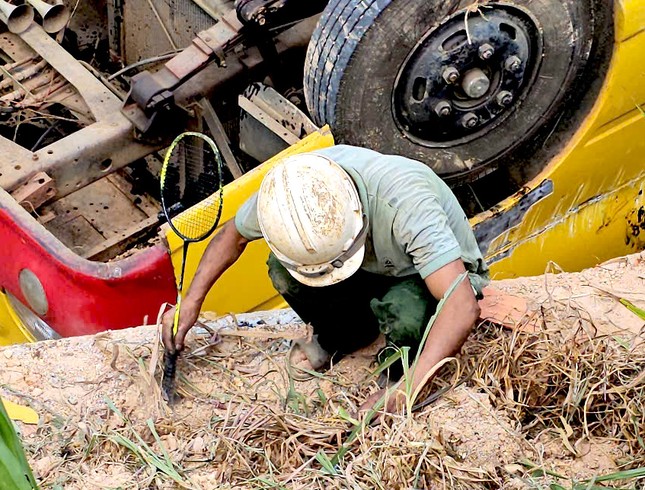 Xe chở 20 học sinh bị lật: Người th&acirc;n lật tung c&aacute;c mảnh vỡ t&igrave;m ng&oacute;n tay bị đứt l&igrave;a cho nữ sinh lớp 9- Ảnh 1.