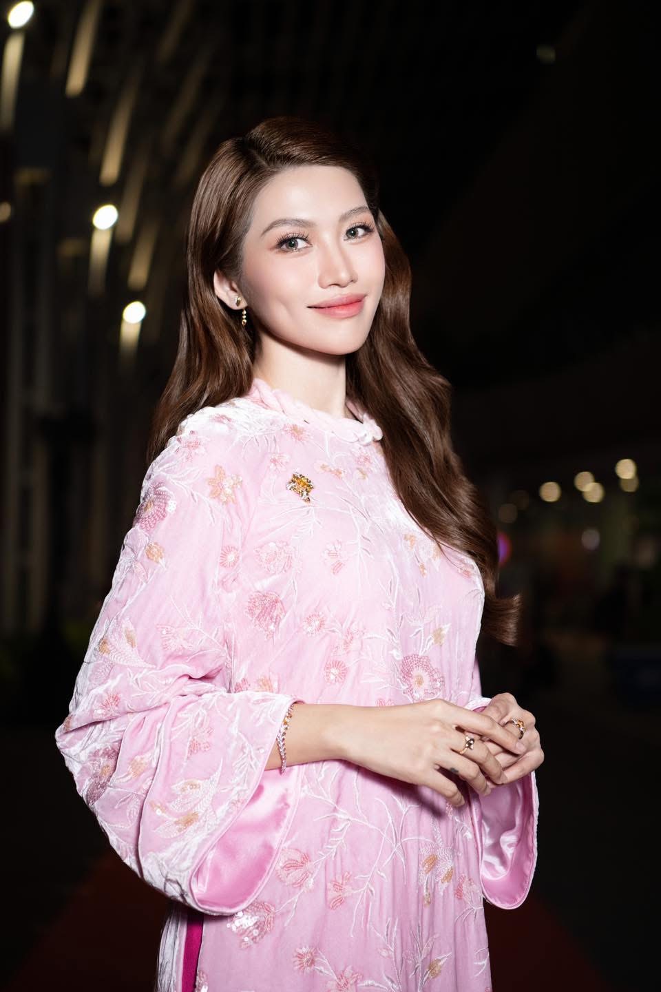 &Aacute; hậu Quỳnh Ch&acirc;u xin lỗi về b&agrave;i đăng kẹt xe ngay dịp Đại lễ 30/4- Ảnh 2.