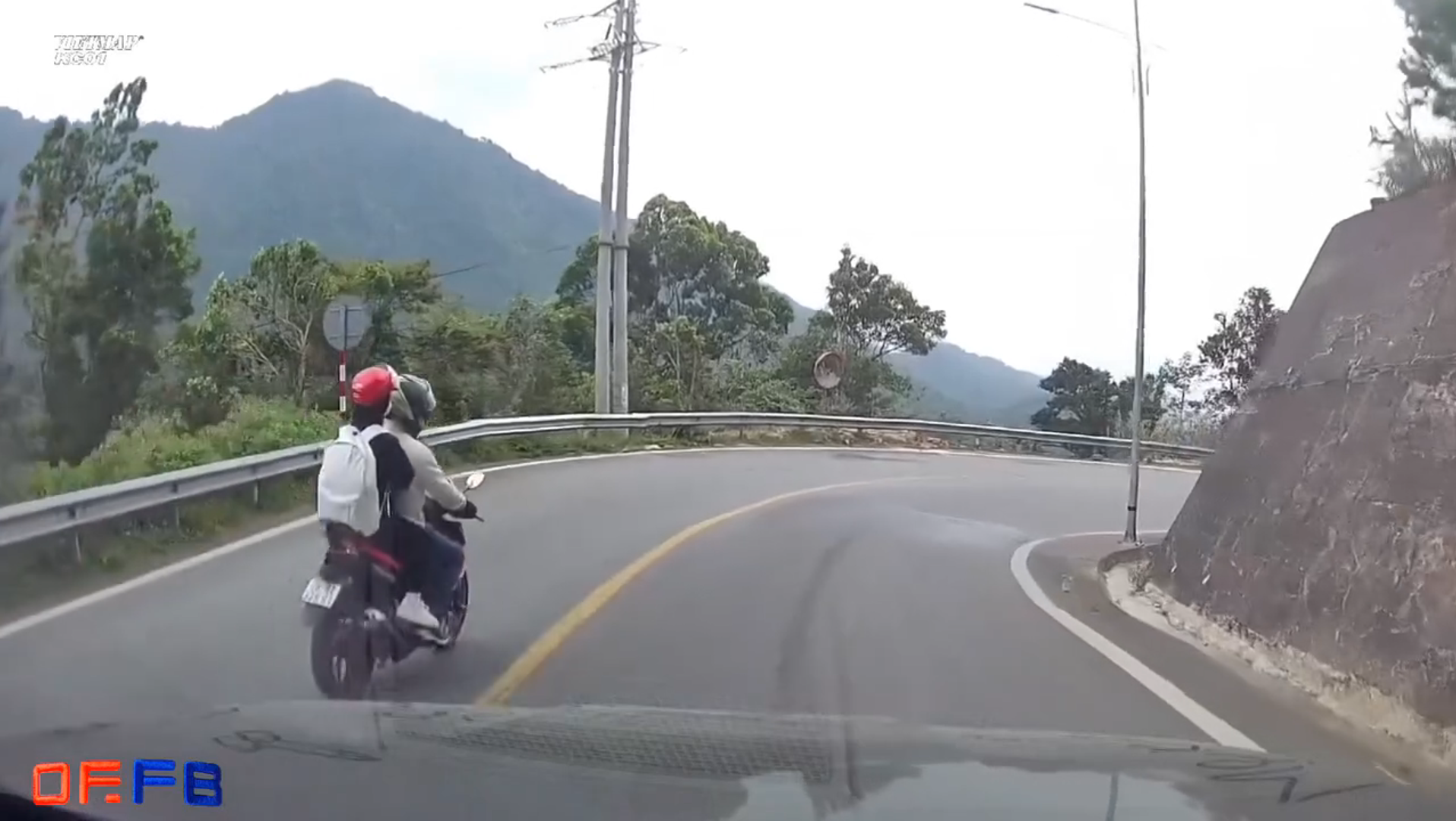 Đâm vào hộ lan khi đổ đèo Tam Đảo, người lái văng ra ngoài: Đi xe côn tay an toàn hơn, sao vẫn tai nạn?- Ảnh 1.