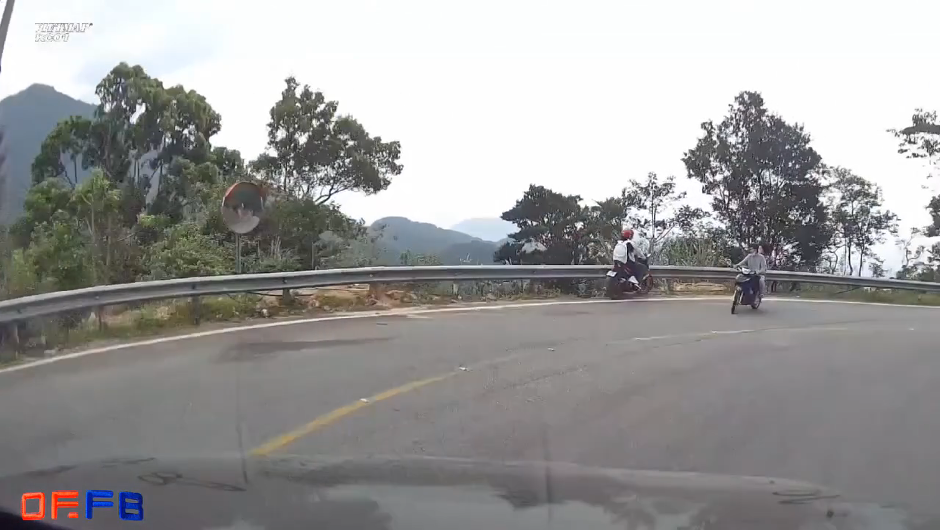 Đâm vào hộ lan khi đổ đèo Tam Đảo, người lái văng ra ngoài: Đi xe côn tay an toàn hơn, sao vẫn tai nạn?- Ảnh 2.