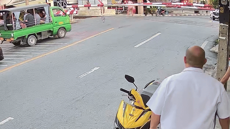Cố vượt qua rào chắn tàu hỏa, người đàn ông khiến vợ gặp họa, camera an ninh ghi lại cảnh đáng sợ- Ảnh 3. Cố vượt qua rào chắn tàu hỏa, người đàn ông khiến vợ gặp họa, camera an ninh ghi lại cảnh đáng sợ- Ảnh 3.
