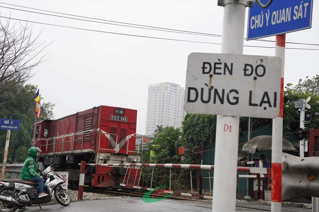 Cố vượt qua rào chắn tàu hỏa, người đàn ông khiến vợ gặp họa, camera an ninh ghi lại cảnh đáng sợ- Ảnh 4. Cố vượt qua rào chắn tàu hỏa, người đàn ông khiến vợ gặp họa, camera an ninh ghi lại cảnh đáng sợ- Ảnh 4.