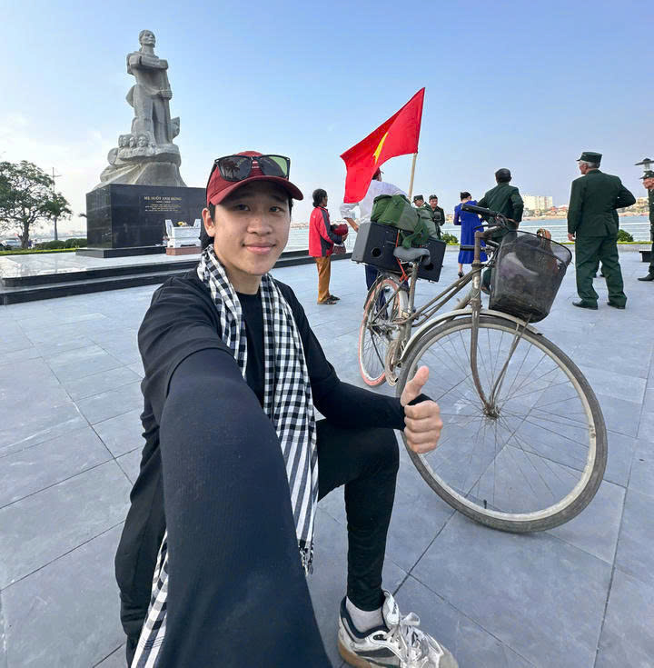 Thanh niên nổi tiếng mạng đã đến TP.HCM sau 22 ngày đạp xe từ Hà Nội, nói 5 từ không ngờ khi đã kịp Thanh niên nổi tiếng mạng đã đến TP.HCM sau 22 ngày đạp xe từ Hà Nội, nói 5 từ không ngờ khi đã kịp