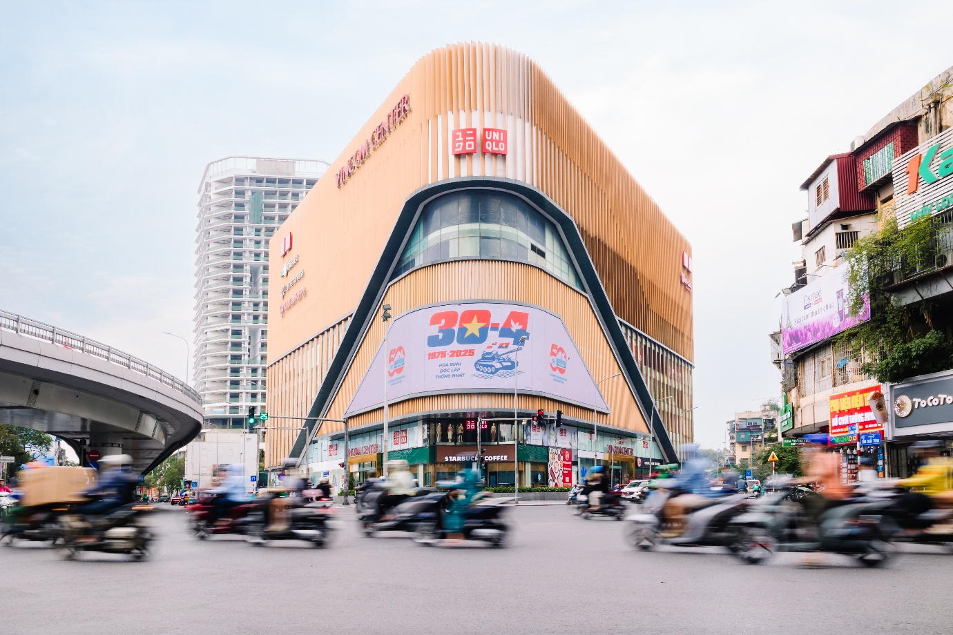 Người dân các tỉnh, thành phố thích thú với dàn xe điện Việt cực chất diễu hành khắp phố phường- Ảnh 1. Người dân các tỉnh, thành phố thích thú với dàn xe điện Việt cực chất diễu hành khắp phố phường- Ảnh 1.