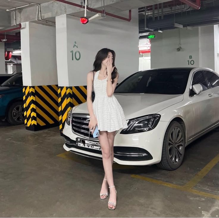 Lái chiếc xe rẻ nhất trong nhà là Mercedes-Benz C300 đi làm, cô gái bị soi mói đến mức phải thốt ra 1 câu uất ức- Ảnh 2. Lái chiếc xe rẻ nhất trong nhà là Mercedes-Benz C300 đi làm, cô gái bị soi mói đến mức phải thốt ra 1 câu uất ức- Ảnh 2.