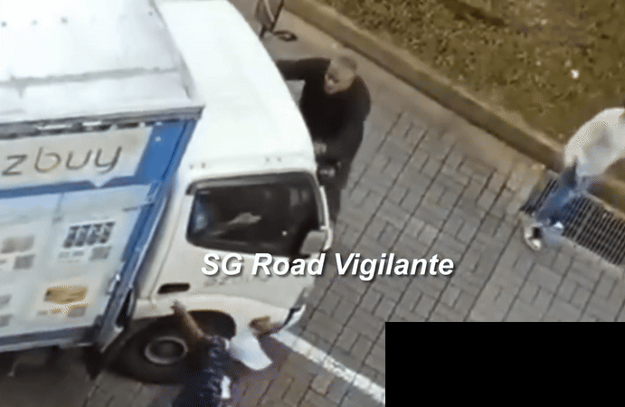 Tranh chấp với ô tô tải, 2 người dùng cơ thể để chặn xe, clip hiện trường khiến ai cũng hoang mang- Ảnh 2.