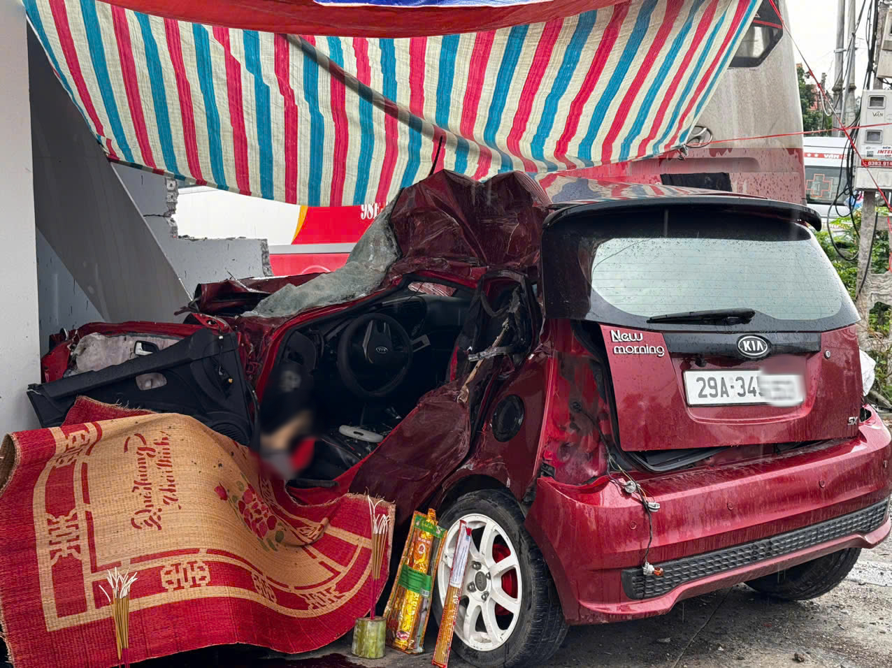 Vụ xe 45 chỗ t&ocirc;ng xe con: Người vợ đ&atilde; tử vong- Ảnh 1.