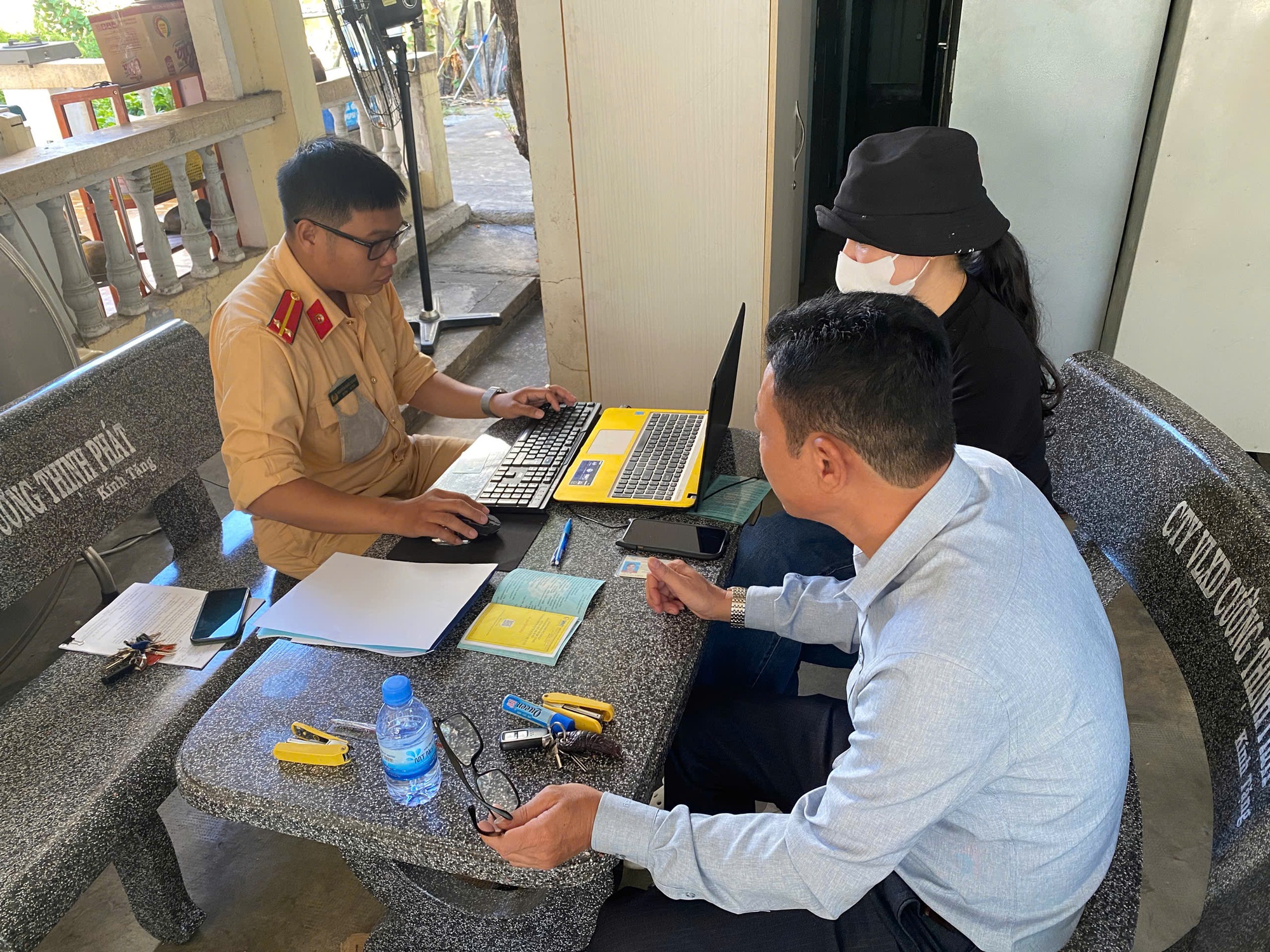 Clip: Nữ tài xế lái ô tô đi ngược chiều bị phạt nguội- Ảnh 1. Clip: Nữ tài xế lái ô tô đi ngược chiều bị phạt nguội- Ảnh 1.