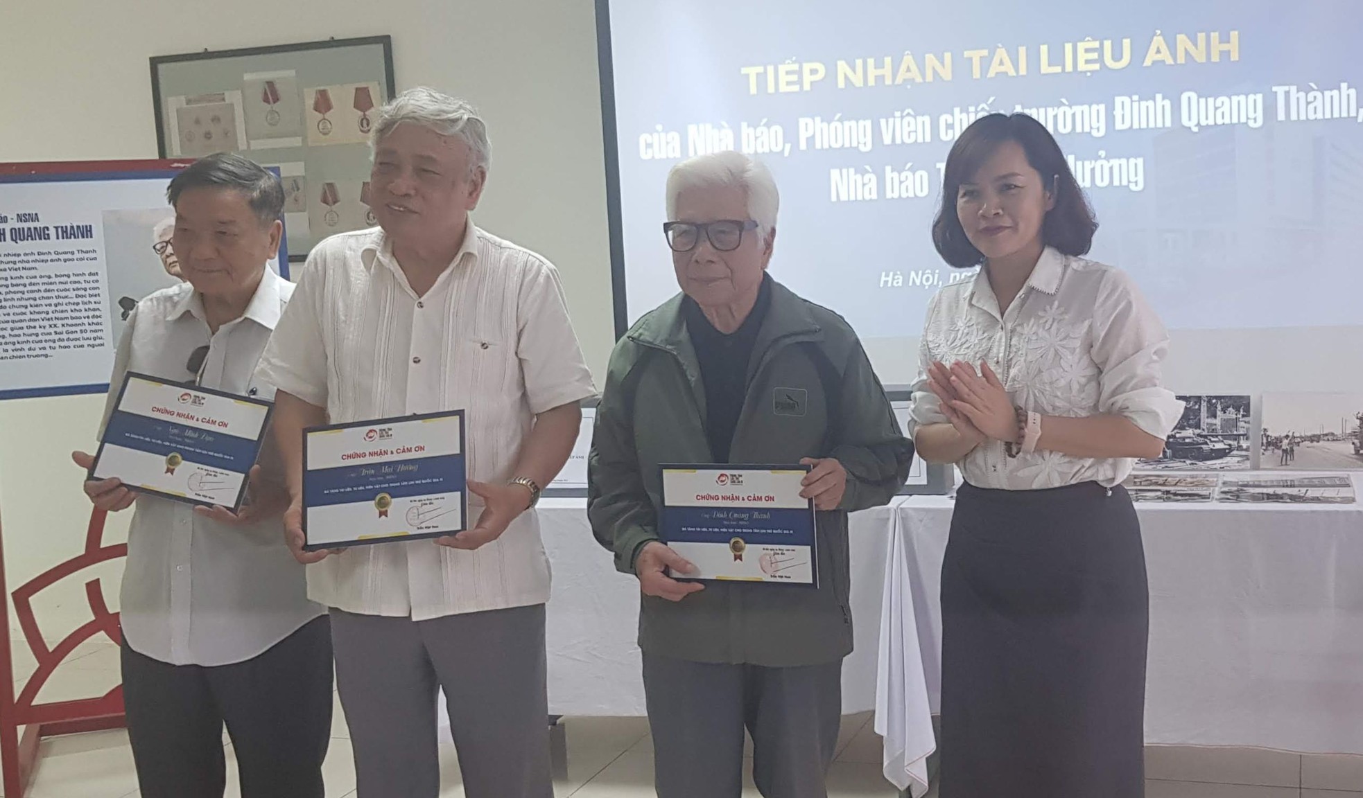 Tiếp nhận bức ảnh lịch sử 'Xe tăng tiến vào Dinh Độc Lập trưa ngày 30/4/1975'- Ảnh 1. Tiếp nhận bức ảnh lịch sử 'Xe tăng tiến vào Dinh Độc Lập trưa ngày 30/4/1975'- Ảnh 1.