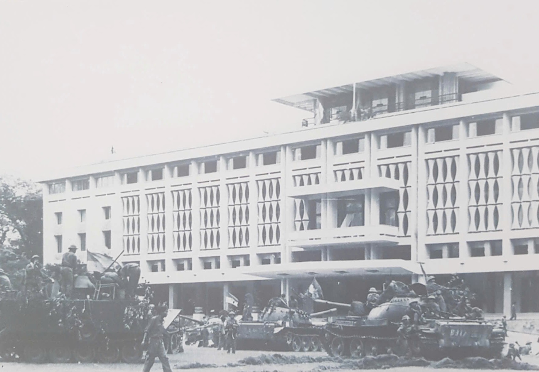 Tiếp nhận bức ảnh lịch sử 'Xe tăng tiến vào Dinh Độc Lập trưa ngày 30/4/1975'- Ảnh 5. Tiếp nhận bức ảnh lịch sử 'Xe tăng tiến vào Dinh Độc Lập trưa ngày 30/4/1975'- Ảnh 5.
