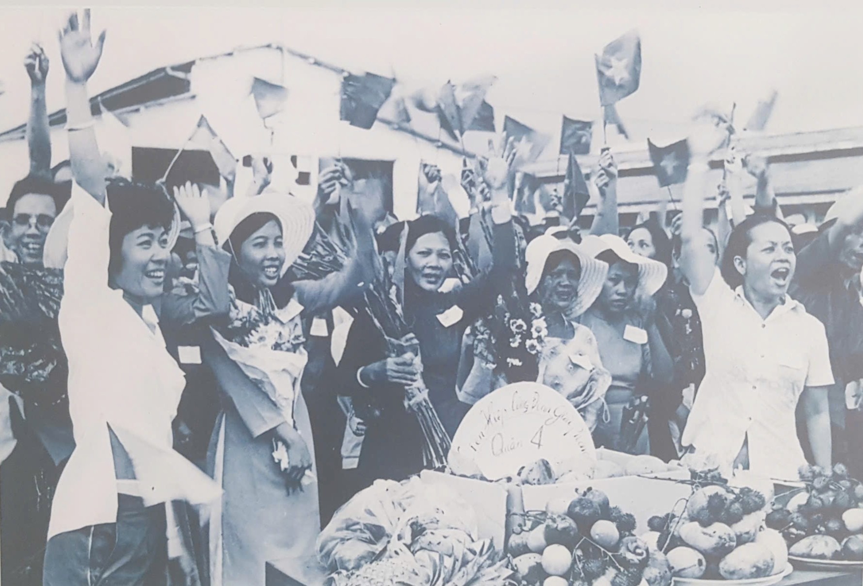 Tiếp nhận bức ảnh lịch sử 'Xe tăng tiến vào Dinh Độc Lập trưa ngày 30/4/1975'- Ảnh 7. Tiếp nhận bức ảnh lịch sử 'Xe tăng tiến vào Dinh Độc Lập trưa ngày 30/4/1975'- Ảnh 7.