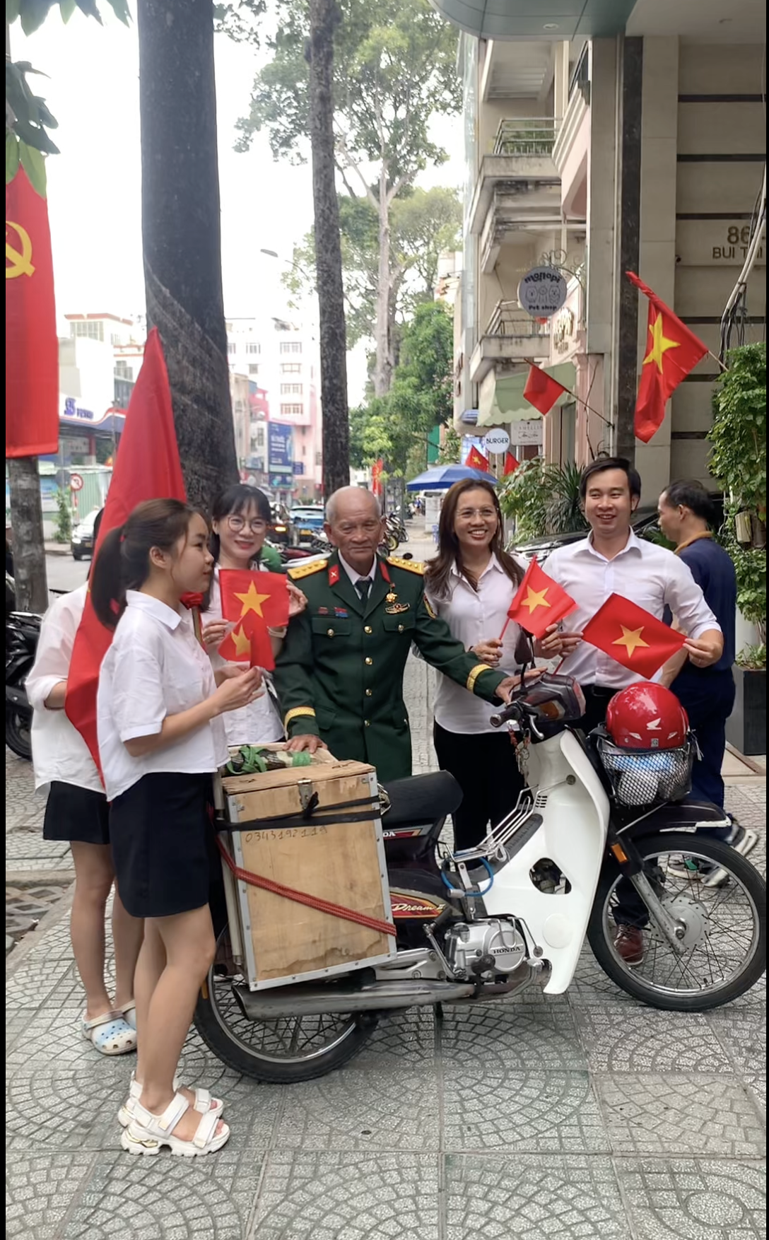 Clip: Bắt gặp cựu chiến binh 76 tuổi chạy xe m&aacute;y 1.300km đến TP.HCM, c&aacute;c bạn trẻ h&aacute;o hức xin chụp ảnh c&ugrave;ng!- Ảnh 2.