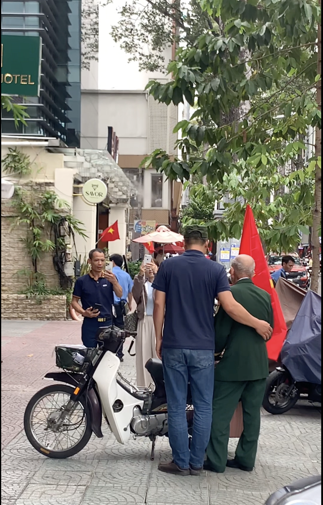 Clip: Bắt gặp cựu chiến binh 76 tuổi chạy xe m&aacute;y 1.300km đến TP.HCM, c&aacute;c bạn trẻ h&aacute;o hức xin chụp ảnh c&ugrave;ng!- Ảnh 1.