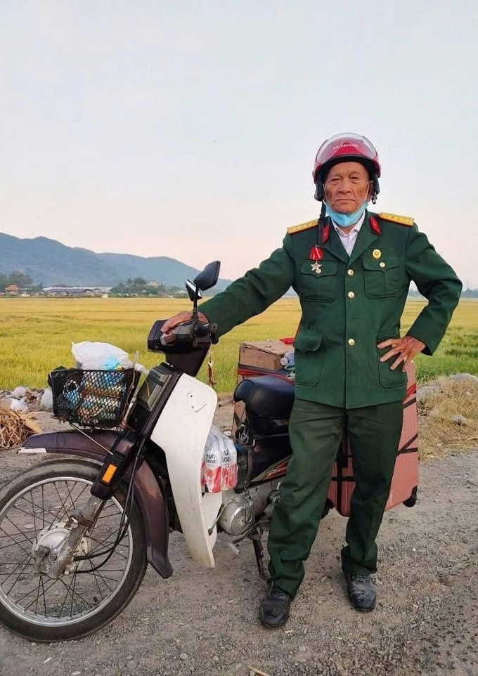 Clip: Bắt gặp cựu chiến binh 76 tuổi chạy xe m&aacute;y 1.300km đến TP.HCM, c&aacute;c bạn trẻ h&aacute;o hức xin chụp ảnh c&ugrave;ng!- Ảnh 3.
