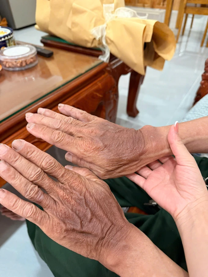 Clip: Bắt gặp cựu chiến binh 76 tuổi chạy xe m&aacute;y 1.300km đến TP.HCM, c&aacute;c bạn trẻ h&aacute;o hức xin chụp ảnh c&ugrave;ng!- Ảnh 4.