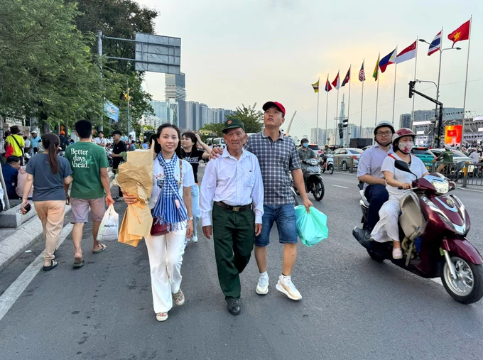 Clip: Bắt gặp cựu chiến binh 76 tuổi chạy xe m&aacute;y 1.300km đến TP.HCM, c&aacute;c bạn trẻ h&aacute;o hức xin chụp ảnh c&ugrave;ng!- Ảnh 5.