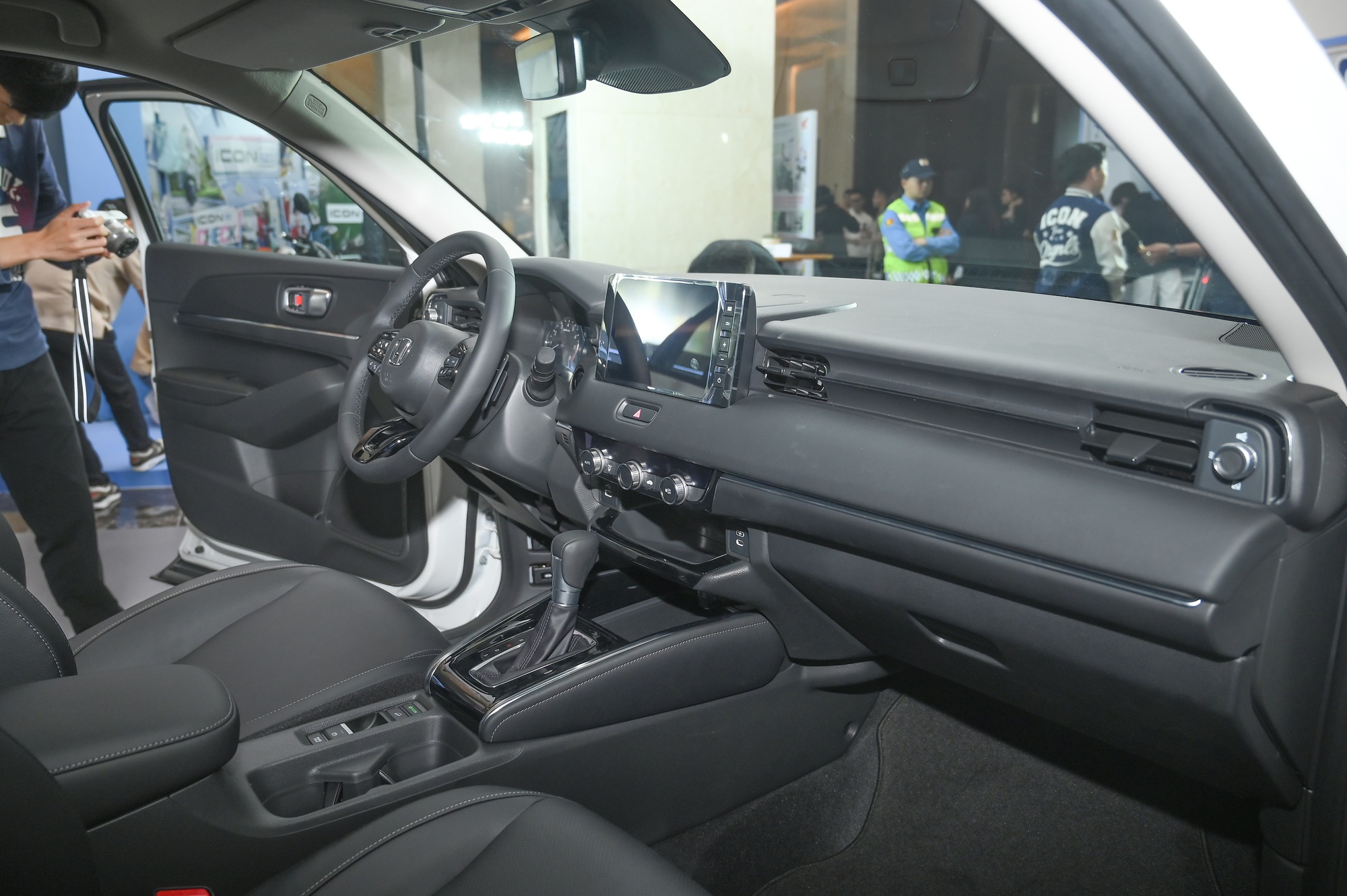 Các bản Honda HR-V 2025 tại Việt Nam có gì khác biệt: Bản ‘base’ tối giản tiện nghi, thêm 170 triệu đồng có nội thất xịn, thêm động cơ hybrid- Ảnh 7.