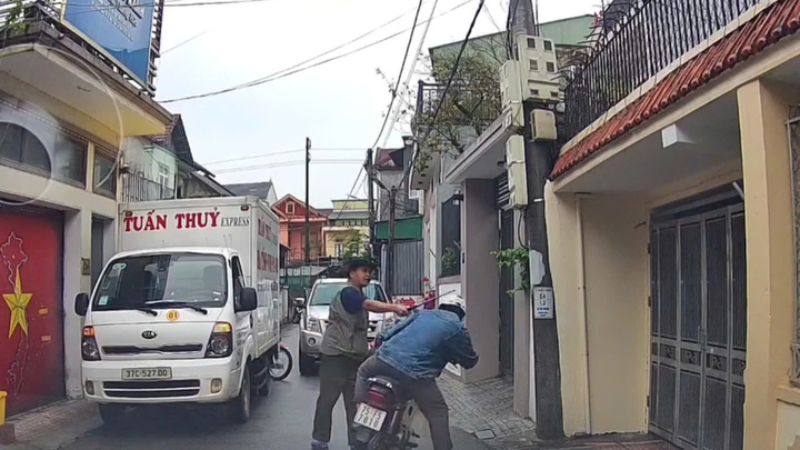 Đỗ xe chắn hết đường đi, tài xế còn cầm hung khí đánh người khi bị nhắc nhở- Ảnh 1. Đỗ xe chắn hết đường đi, tài xế còn cầm hung khí đánh người khi bị nhắc nhở- Ảnh 1.