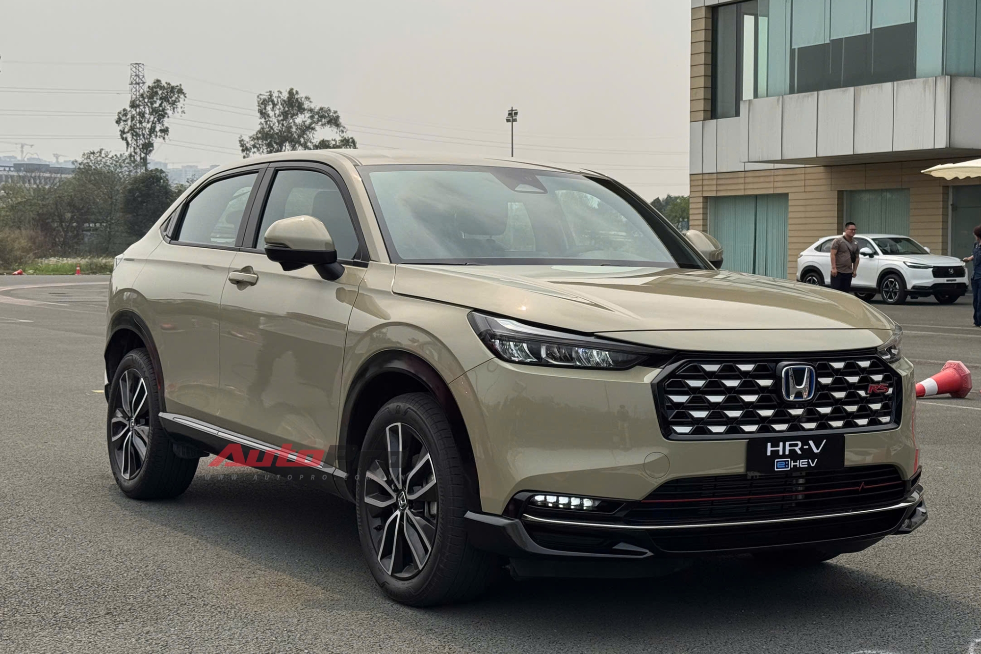 Loạt xe ra mắt Việt Nam tháng 4: Tổng giá trị hơn 75 tỷ đồng, đủ xe phổ thông đến siêu xe, đủ xe xăng đến xe điện- Ảnh 1.