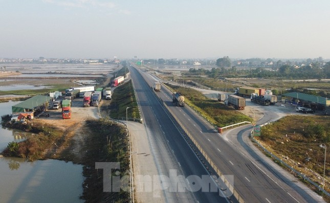 Trạm dừng nghỉ cao tốc quá tải, xe được thông báo hạn chế thời gian lưu trú- Ảnh 2. Trạm dừng nghỉ cao tốc quá tải, xe được thông báo hạn chế thời gian lưu trú- Ảnh 2.