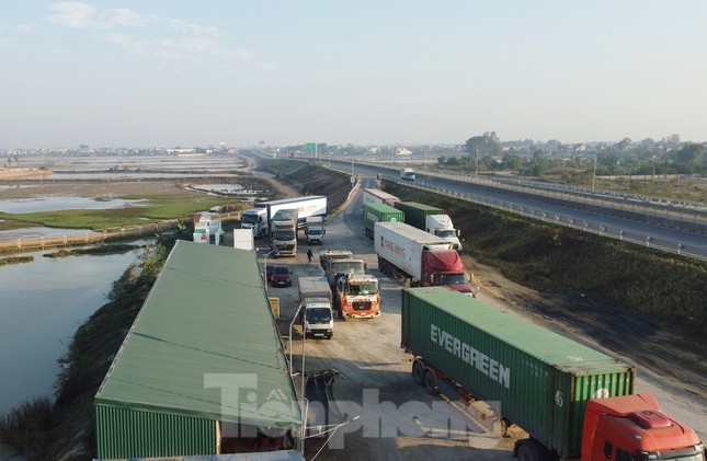 Trạm dừng nghỉ cao tốc quá tải, xe được thông báo hạn chế thời gian lưu trú- Ảnh 4. Trạm dừng nghỉ cao tốc quá tải, xe được thông báo hạn chế thời gian lưu trú- Ảnh 4.