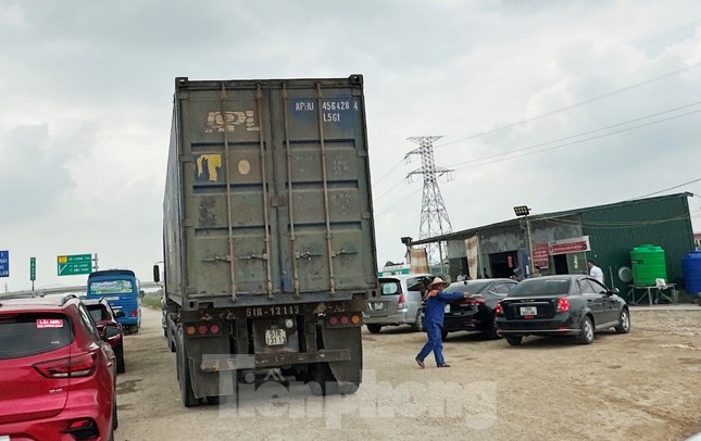 Trạm dừng nghỉ cao tốc quá tải, xe được thông báo hạn chế thời gian lưu trú- Ảnh 6. Trạm dừng nghỉ cao tốc quá tải, xe được thông báo hạn chế thời gian lưu trú- Ảnh 6.