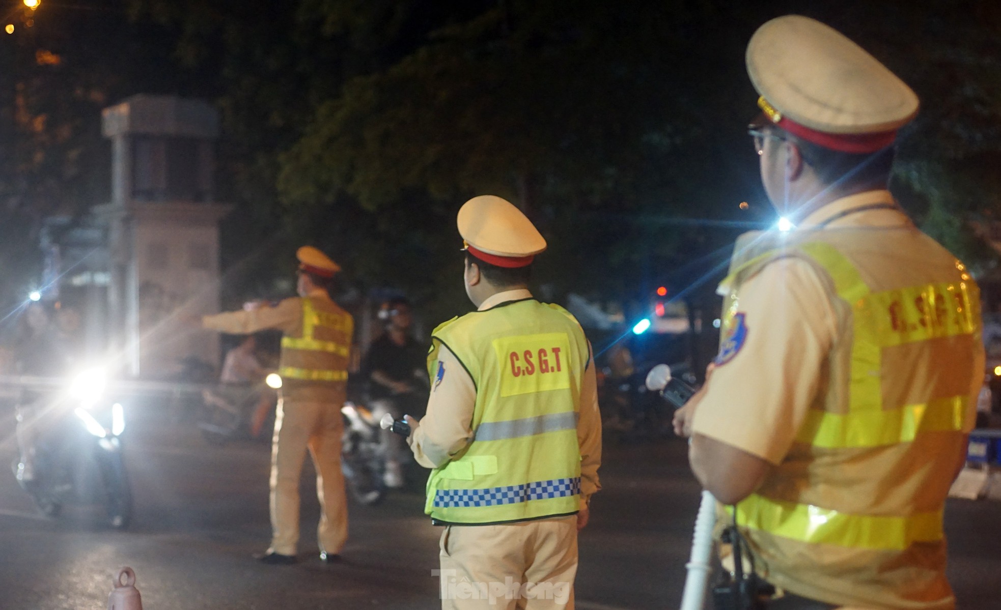 H&agrave; Nội: Uống 4 cốc bia xong đi giao h&agrave;ng cho vợ, nam t&agrave;i xế xe m&aacute;y bị phạt nặng- Ảnh 1.