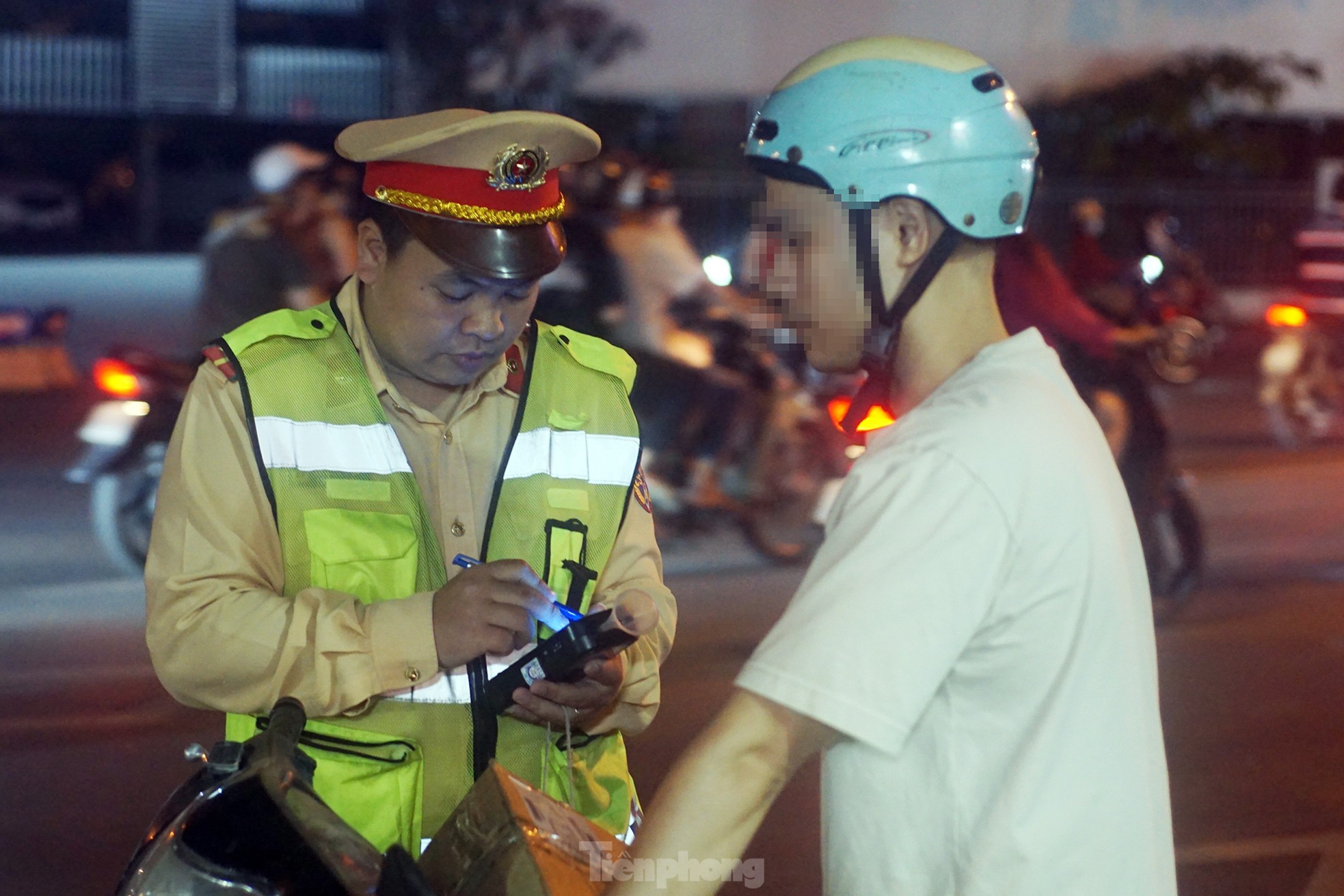 H&agrave; Nội: Uống 4 cốc bia xong đi giao h&agrave;ng cho vợ, nam t&agrave;i xế xe m&aacute;y bị phạt nặng- Ảnh 4.