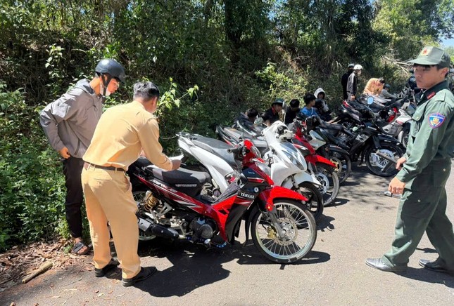 Đắk Nông chặn đứng nhóm ‘quái xế tuổi teen’ tụ tập đua xe trái phép- Ảnh 6. Đắk Nông chặn đứng nhóm ‘quái xế tuổi teen’ tụ tập đua xe trái phép- Ảnh 6.