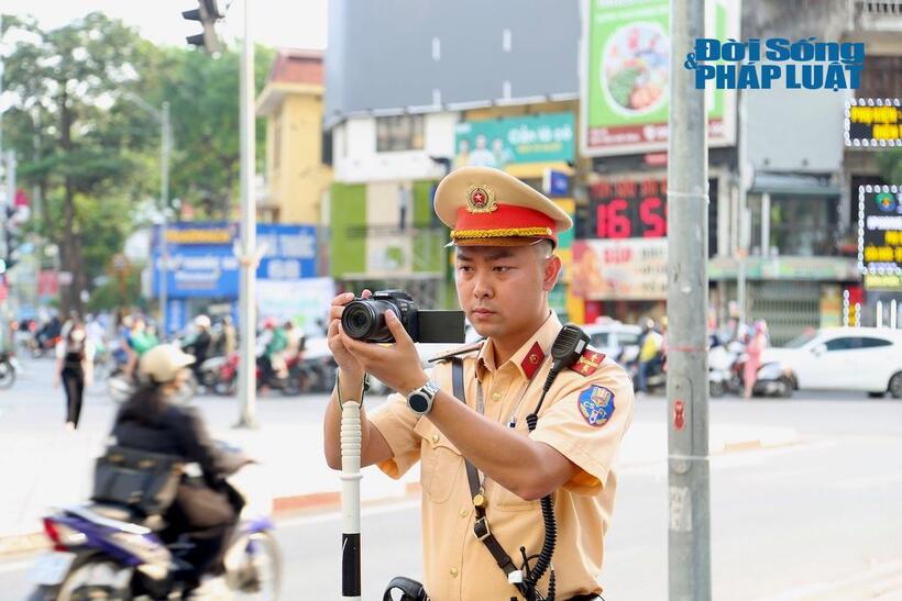 Loạt tài xế ngậm ngùi nhận mức phạt 5 triệu đồng vì đi xe máy lên vỉa hè- Ảnh 6. Loạt tài xế ngậm ngùi nhận mức phạt 5 triệu đồng vì đi xe máy lên vỉa hè- Ảnh 6.