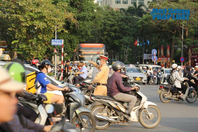Loạt tài xế ngậm ngùi nhận mức phạt 5 triệu đồng vì đi xe máy lên vỉa hè- Ảnh 3. Loạt tài xế ngậm ngùi nhận mức phạt 5 triệu đồng vì đi xe máy lên vỉa hè- Ảnh 3.