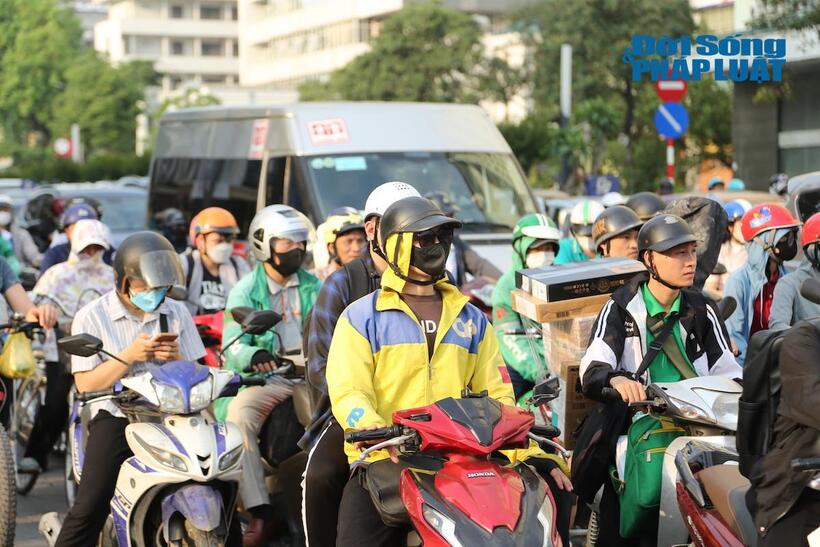 Loạt tài xế ngậm ngùi nhận mức phạt 5 triệu đồng vì đi xe máy lên vỉa hè- Ảnh 2. Loạt tài xế ngậm ngùi nhận mức phạt 5 triệu đồng vì đi xe máy lên vỉa hè- Ảnh 2.