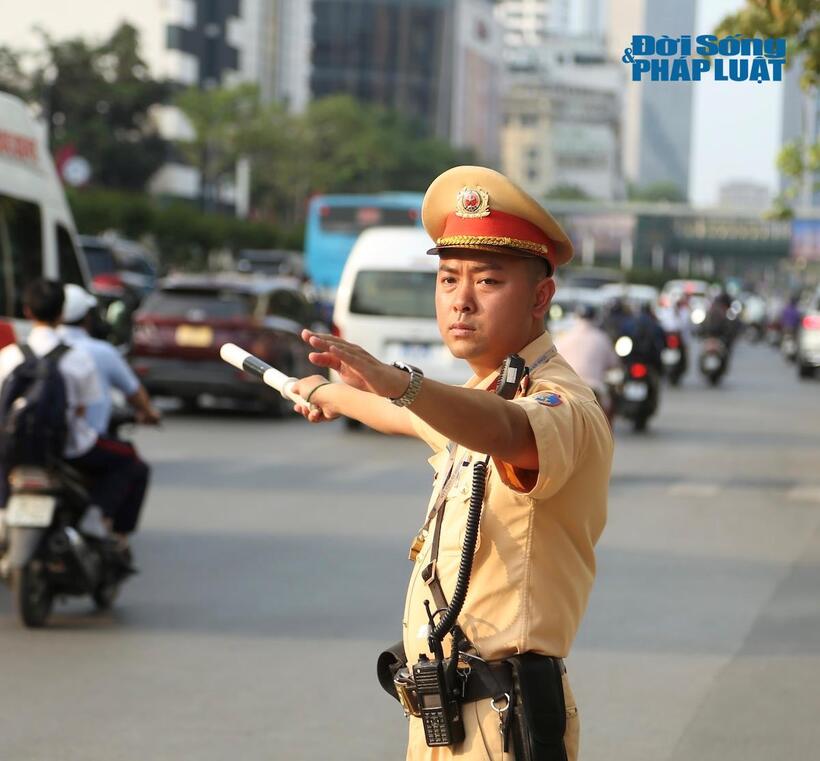 Loạt tài xế ngậm ngùi nhận mức phạt 5 triệu đồng vì đi xe máy lên vỉa hè- Ảnh 7. Loạt tài xế ngậm ngùi nhận mức phạt 5 triệu đồng vì đi xe máy lên vỉa hè- Ảnh 7.