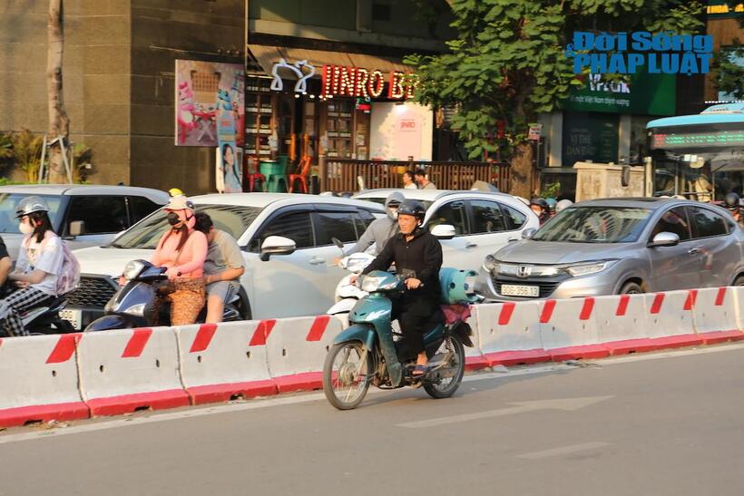 Loạt tài xế ngậm ngùi nhận mức phạt 5 triệu đồng vì đi xe máy lên vỉa hè- Ảnh 8. Loạt tài xế ngậm ngùi nhận mức phạt 5 triệu đồng vì đi xe máy lên vỉa hè- Ảnh 8.