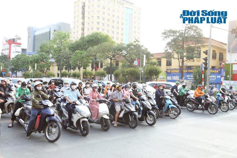 Loạt tài xế ngậm ngùi nhận mức phạt 5 triệu đồng vì đi xe máy lên vỉa hè- Ảnh 1. Loạt tài xế ngậm ngùi nhận mức phạt 5 triệu đồng vì đi xe máy lên vỉa hè- Ảnh 1.