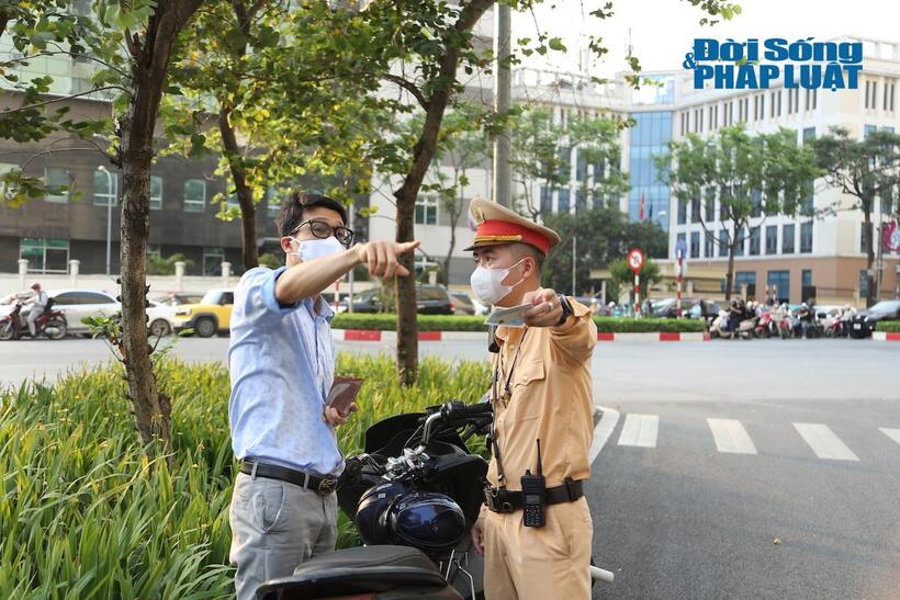Loạt tài xế ngậm ngùi nhận mức phạt 5 triệu đồng vì đi xe máy lên vỉa hè- Ảnh 9. Loạt tài xế ngậm ngùi nhận mức phạt 5 triệu đồng vì đi xe máy lên vỉa hè- Ảnh 9.