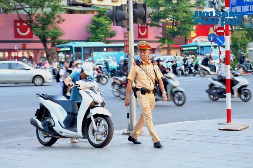 Loạt tài xế ngậm ngùi nhận mức phạt 5 triệu đồng vì đi xe máy lên vỉa hè- Ảnh 11. Loạt tài xế ngậm ngùi nhận mức phạt 5 triệu đồng vì đi xe máy lên vỉa hè- Ảnh 11.