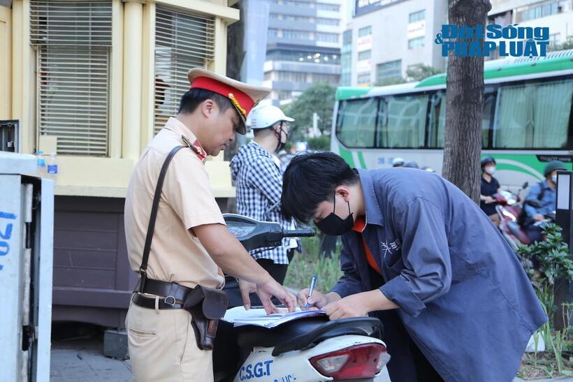 Loạt tài xế ngậm ngùi nhận mức phạt 5 triệu đồng vì đi xe máy lên vỉa hè- Ảnh 5. Loạt tài xế ngậm ngùi nhận mức phạt 5 triệu đồng vì đi xe máy lên vỉa hè- Ảnh 5.