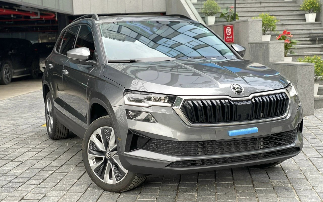 Skoda Karoq giảm giá kỷ lục còn 749 đồng triệu tại đại lý, rẻ hơn Yaris Cross, người mua phải đánh đổi một điều- Ảnh 2. Skoda Karoq giảm giá kỷ lục còn 749 đồng triệu tại đại lý, rẻ hơn Yaris Cross, người mua phải đánh đổi một điều- Ảnh 2.