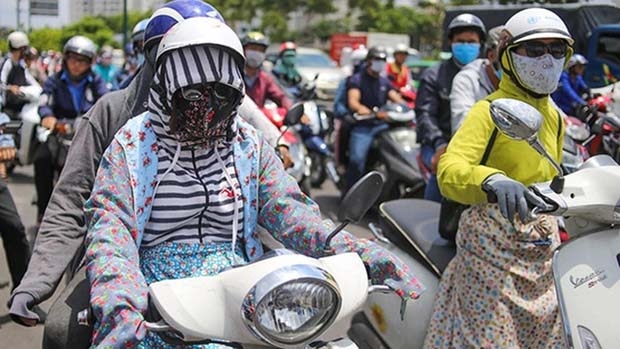 Những lưu ý cho chị em khi đi xe máy dưới trời nắng nóng để tránh tai nạn- Ảnh 1. Những lưu ý cho chị em khi đi xe máy dưới trời nắng nóng để tránh tai nạn- Ảnh 1.