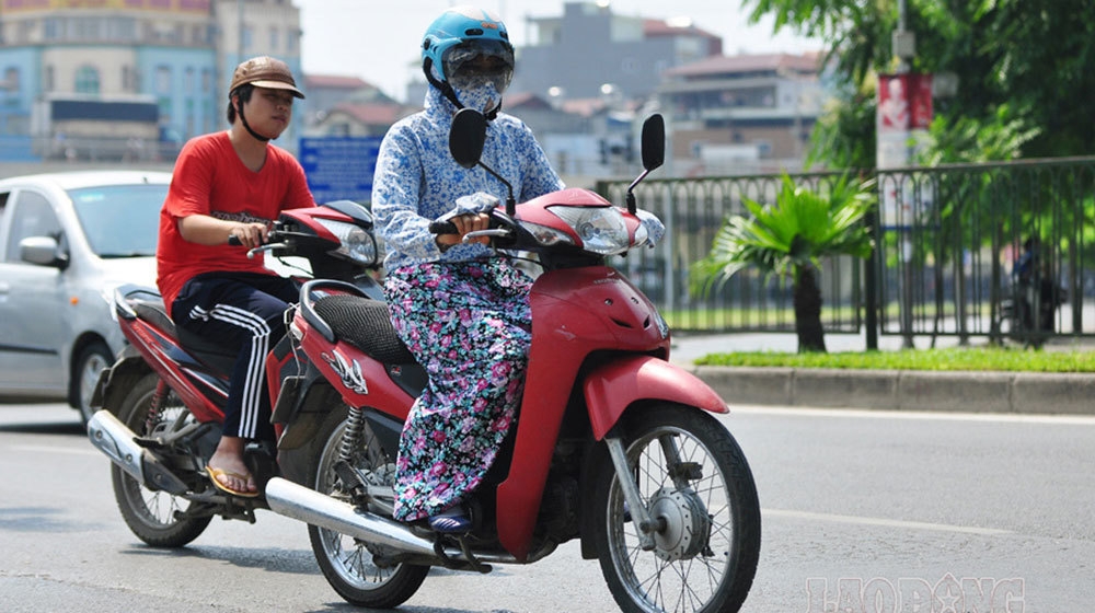 Những lưu ý cho chị em khi đi xe máy dưới trời nắng nóng để tránh tai nạn- Ảnh 2. Những lưu ý cho chị em khi đi xe máy dưới trời nắng nóng để tránh tai nạn- Ảnh 2.